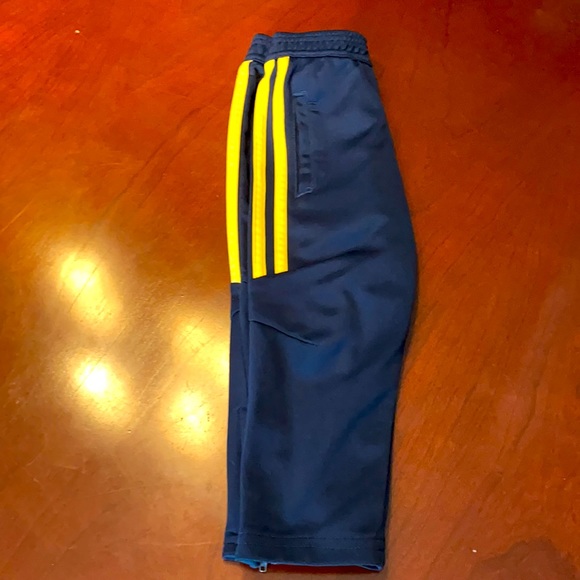 Adidas sweatpants size 2T - Picture 3 of 9